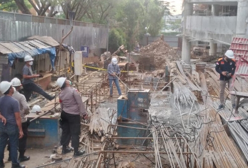 Brukk! Crane Muatan Coran Seberat 2 Ton Jatuh, 2 Pekerja Proyek Kampus di Tangerang Tewas