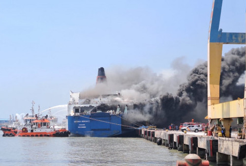KMP Mutiara Berkah I Terbakar di Pelabuhan Merak, Penumpang Dievakuasi Menggunakan Crane