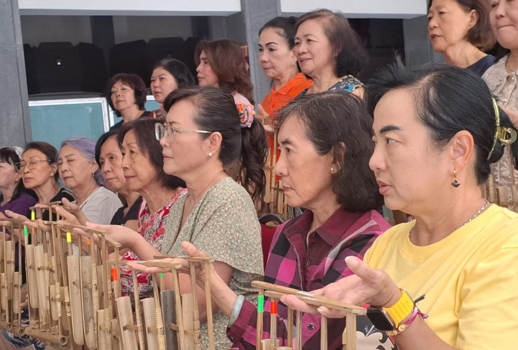 Angklung Gotong Royong, Cara Para Ibu Merawat Harmoni di Usia Senja