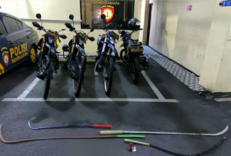 Brimob Gagalkan Tawuran Dini Hari di Ciracas, 4 Sajam Diamankan