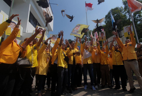 DPD Golkar Surabaya Lepas 50 Ekor Merpati di Kantor KPU
