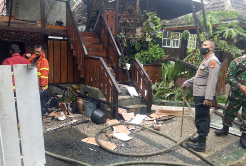 Rumah Minimalis Berornamen Kayu di Sepang Jaya Terbakar