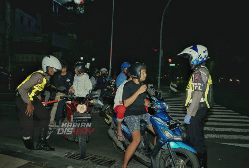 Petugas menghentikan sepeda motor milik pengendara motor yang terjaring razia knalpot 'brong', di jalan Tunjungan, Surabaya, Jawa Timur, Sabtu (1/4/2023). Razia yang intens digelar Satlantas Polrestabes Surabaya berhasil mengangkut sebanyak 47 kendaraan roda dua dari 100 kendaraan yang terjaring dalam kegiatan tersebut. Razia yang digelar pada bulan Ramadhan itu bertujuan untuk meminimalisir kendaraan berknalpot 'brong' dan bodong yang masih berkeliaran di jalan agar masyarakat tidak terganggu. (foto: Erni Prasetyo)