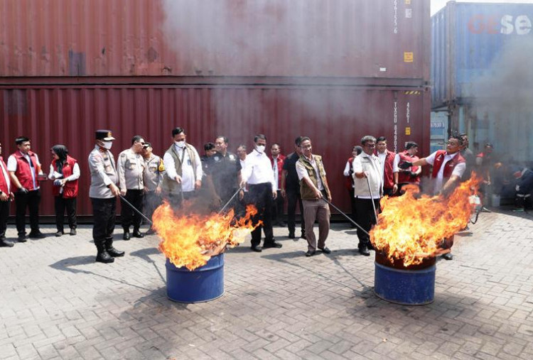 Polda Jatim Gagalkan Penyelundupan 72 Ton Bawang Bombai Tanpa Dokumen Karantina