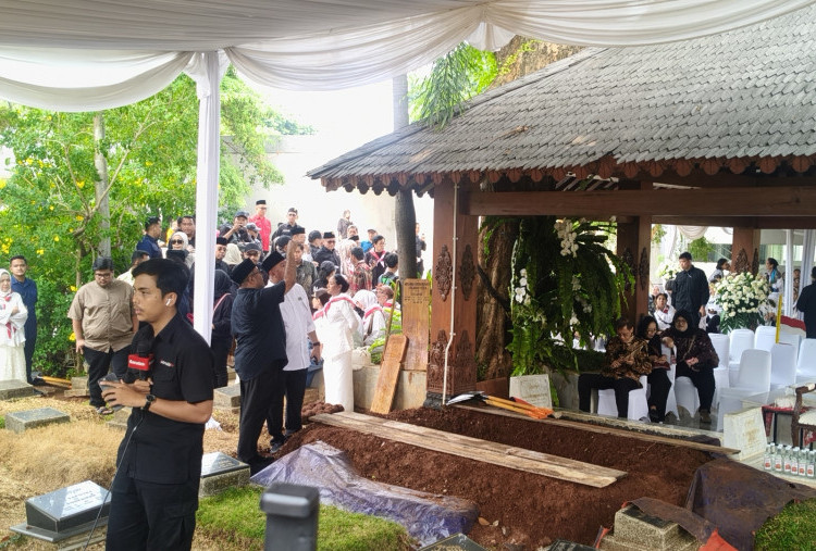 Rano Karno dan Hasto Kristiyanto Hadiri Pemakaman Guruh Soekarnoputra di TPU Karet Bivak