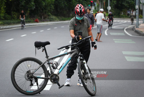 Pesepeda Menikmati Hari Bebas Kendaraan Bermotor dengan Swafoto di Surabaya