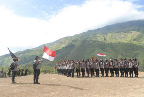 Upacara HUT Polwan di Puncak Gunung Pundak