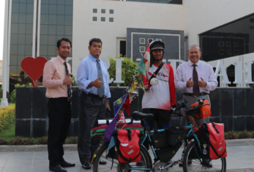 Demi Naik Haji Pria Asal Magelang Kayuh Sepeda ke Arab Saudi 7 Bulan Lebih, Perjuangannya Bikin Takjub! 
