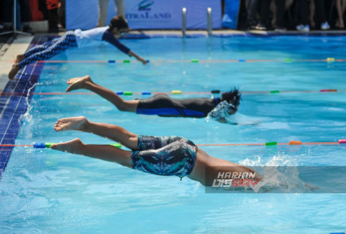 Peserta beradu kecepatan menuju garis finis saat mengikuti kompetisi Fun With Swimming di Citraland, Surabaya, Jawa Timur, Sabtu, 9 September 2023. Lomba renang yang menggandeng FIKK Unesa diikuti sebanyak 375 peserta itu merupakan acara tahunan untuk mewadahi peserta non atlet (wajib tidak memiliki NISDA atau nomor induk atlet), sebagai motivasi untuk peserta non atlet, semua peserta mendapatkan medali. (Julian Romadhon/Harian Disway)