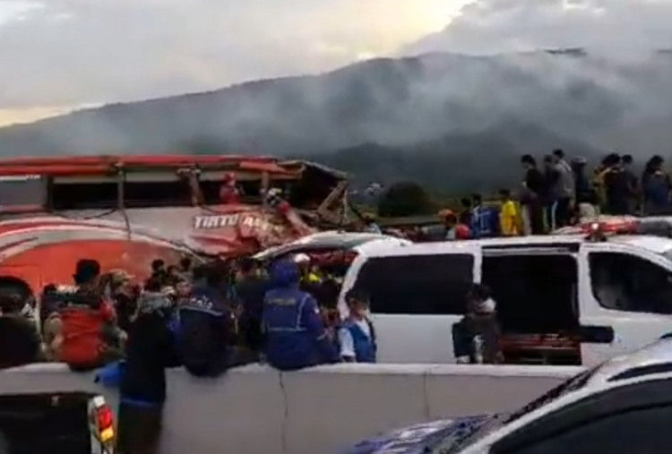 4 Tewas dalam Kecelakaan Beruntun, Bermula Bus Diseruduk Truk di Tol Pandaan-Malang