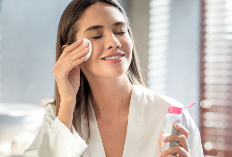 Mengenal Micellar Water, Pembersih Wajah