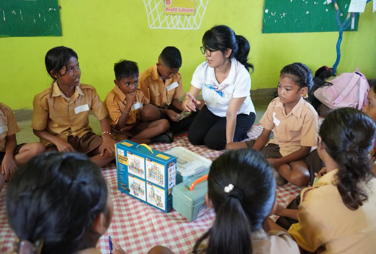 Ketika Perempuan Peduli Pendidikan Sumba, 14 Sekolah Diguyur Laptop dan Ratusan Buku