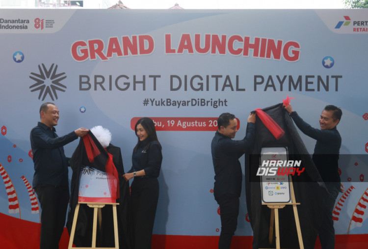 Bright Store terus dikembangkan untuk menjawab kebutuhan pelanggan yang beraktivitas di SPBU. Selain transaksi bahan bakar, pelanggan kini bisa memanfaatkan kunjungan ke SPBU untuk berbagai kebutuhan digital. Pada momentum peluncuran, Bright Store juga memberikan promo bagi pelanggan yang bertransaksi produk digital minimal Rp50 ribu berupa satu botol AMDK Bright 600 ml. Promo berlaku maksimal satu kali per pelanggan per hari di 113 outlet selama persediaan tersedia.