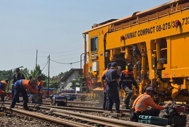 Evakuasi Kereta Anjlok di Stasiun Pegaden Baru Rampung, KAI Percepat Perbaikan Jalur
