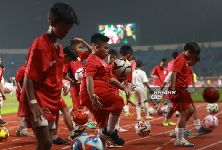 Penutupan Piala Presiden 2025 berlangsung megah dan penuh makna di Stadion Si Jalak Harupat, Kabupaten Bandung, Jawa Barat, pada Minggu (13/7/2025). Momen puncak acara dimeriahkan oleh atraksi spektakuler 1.400 drone yang membentuk berbagai formasi di langit malam, termasuk wajah Presiden Republik Indonesia, Prabowo Subianto. Selain pertunjukan drone, suasana juga semarak berkat penampilan 2.500 anak dari Sekolah Sepak Bola (SSB) dan alunan khas budaya Sunda dari 250 pemain angklung Saung Angklung Udjo. Perpaduan teknologi, olahraga, dan seni budaya ini menjadi penutup yang berkesan dalam ajang sepak bola bergengsi Tanah Air. — Haritsah Almudatsir/Harian Disway
