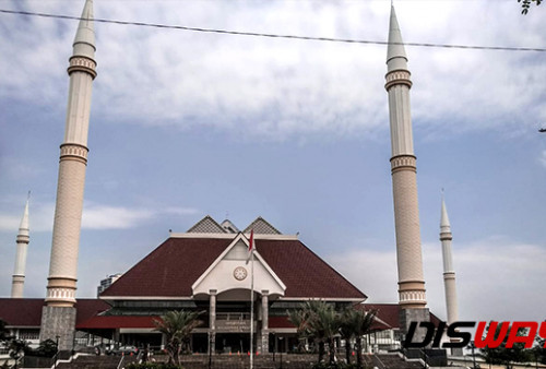 Masjid Raya KH Hasyim Asy’ari berdiri megah dibangun di atas lahan seluas 2,4 hektar dengan luas bangunan sebesar 16.985,43 meter persegi dan mampu menampung 12.500 jamaah yang dibangun oleh Pemerintah Provinsi DKI Jakarta mengusung desain dengan sentuhan khas Betawi. 