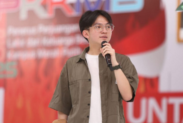 Maxwell Salvador Berikan Motivasi untuk Mahasiswa Baru dalam Pengukuhan PKKMB Untag Surabaya 2025