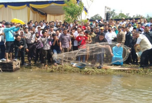 Gubernur Sumsel dan Bupati Lahat Bekarang Ikan di Tanjung Raya 