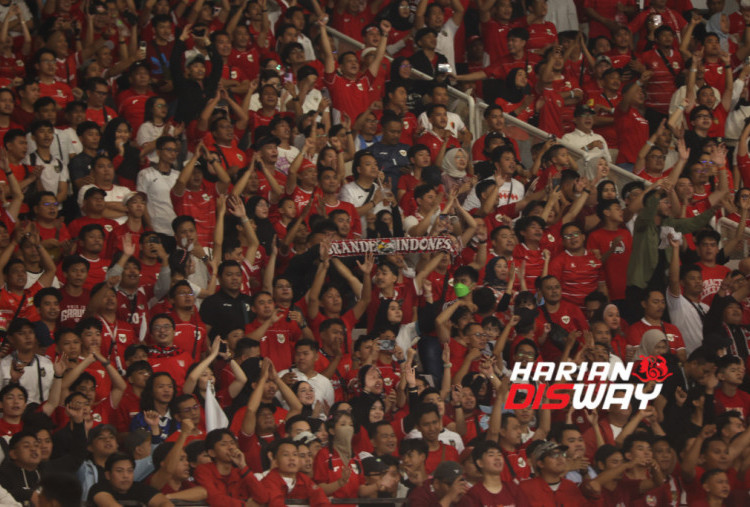 Antusiasme suporter semakin terasa saat pertandingan berlangsung. Tribun SUGBK dipenuhi lautan pendukung dengan atribut merah-putih yang terus memberikan semangat kepada para pemain. Dukungan dari dalam stadion membuat suasana final semakin meriah dan penuh euforia. Foto: Haritsah Almudatsir/Harian Disway
