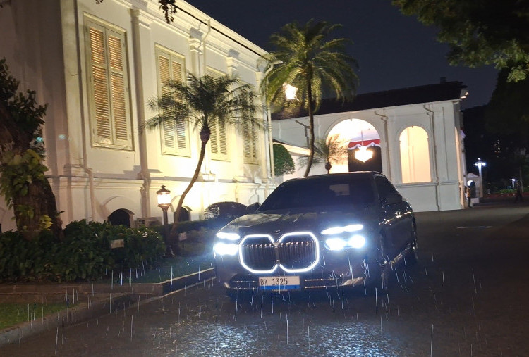 Spesifikasi BMW i7, Mobil Mewah Rp3,3 Miliar yang Ditumpangi Jokowi saat Bertemu Prabowo di Istana