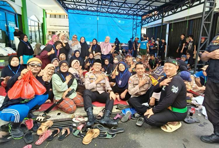 Kapolsek Ciptim Pantau Pelaksanaan Kurban di Masjid Al-Auliyaa Rengas, 41 Hewan Disembelih