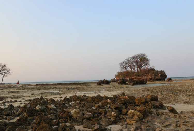 Mandangin, Potret Kehidupan di Pulau Kecil Seberang Madura (1): Karang, Ombak, dan Senja di Pantai Candin
