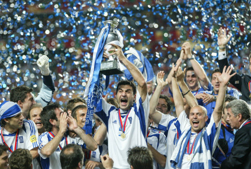 Mengenang 20 Tahun Kejayaan Yunani di Euro 2004: Sang Kuda Hitam Penakluk Eropa!