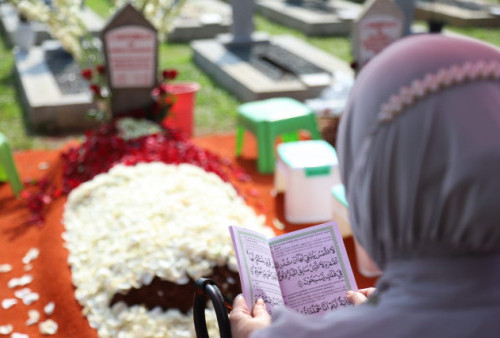5 Adab Ziarah Kubur Menjelang Bulan Suci Ramadan, Nomor 4 Sering Dilanggar!