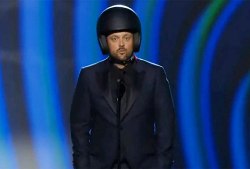 Komedian Ini Muncul di Acara Grammy 2022 Pakai Helm 
