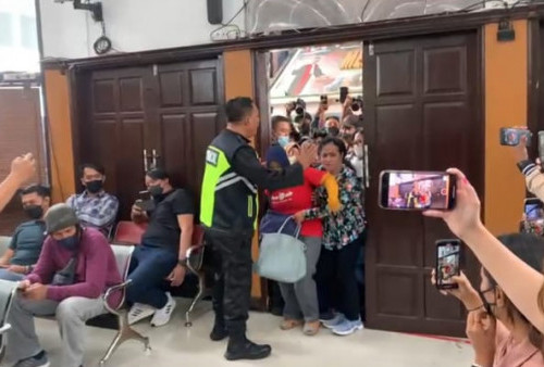 Fans Bharada E Serbu Ruang Sidang PN Jakarta Selatan Jelang Pembacaan Tuntutan