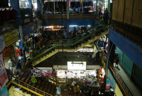 Suasana Pasar Kapasan Surabaya, Jawa Timur, Minggu (9/4/2023). Penjualan busana di pasar Kapasan selama Ramadhan tahun ini mengalami penurunan hingga 65 persen dibanding Ramadhan tahun lalu. (foto: Moch Sahirol)
