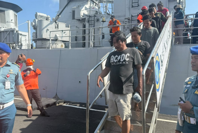 KMP Mutiara Sentosa 2 Terbakar, 234 Orang Penumpang dan Kru Berhasil Dievakuasi ke Surabaya