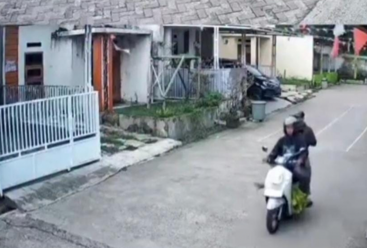 Pura-pura Jualan Pete, 2 Pelaku Curanmor Gasak Honda Beat di Teras Rumah Warga Bogor