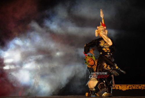 Penari mementaskan tari kolaborasi berjudul Panji Semirang dalam ASEAN Panji Festival 2023 di Taman Candra Wilwatikta, Pandaan, Pasuruan, Jawa Timur, Minggu, 22 Oktober 2023 malam. Tari kolaborasi seniman dari sembilan negara ASEAN tersebut diselenggarakan oleh Kementerian Pendidikan Kebudayaan Riset dan Teknologi dalam rangka memperingati sastra Panji yang sudah ditetapkan sebagai Memory of the World (MoW) oleh UNESCO pada 31 Oktober 2017. (Julian Romadhon/Harian Disway)