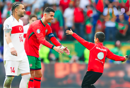 Ronaldo: Selfie Bareng Saya Cuma untuk Bocah! 3 Pitch Invader Kena 'Begal' Satpam Stadion
