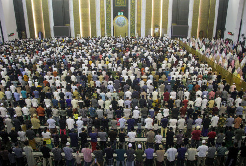 Perbedaan Tak Jadi Penghalang di Masjid Al Akbar Surabaya, Salat Tarawih Perdana Tembus 15 Ribu Jamaah 