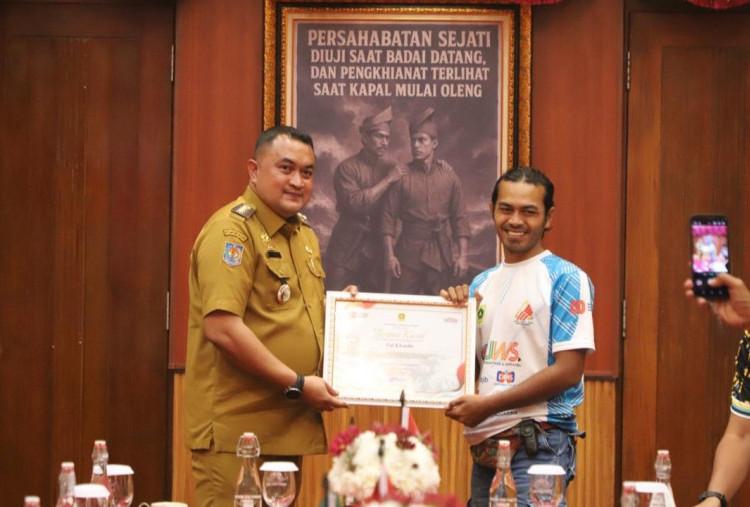 Bupati Bogor Bangga FPTI Torehkan Rekor MURI Lewat Pengibaran Bendera Raksasa di Tebing Lidah Jegger
