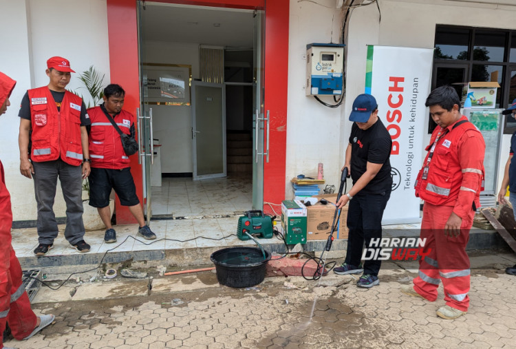 Peduli Pascabanjir, Bosch Indonesia Donasikan Alat Pembersih ke PMI dan YTBN