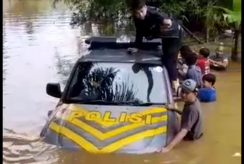 Mobil Patroli Polsek Sukaresik Terjebak Banjir, Ratusan Rumah Terendam 