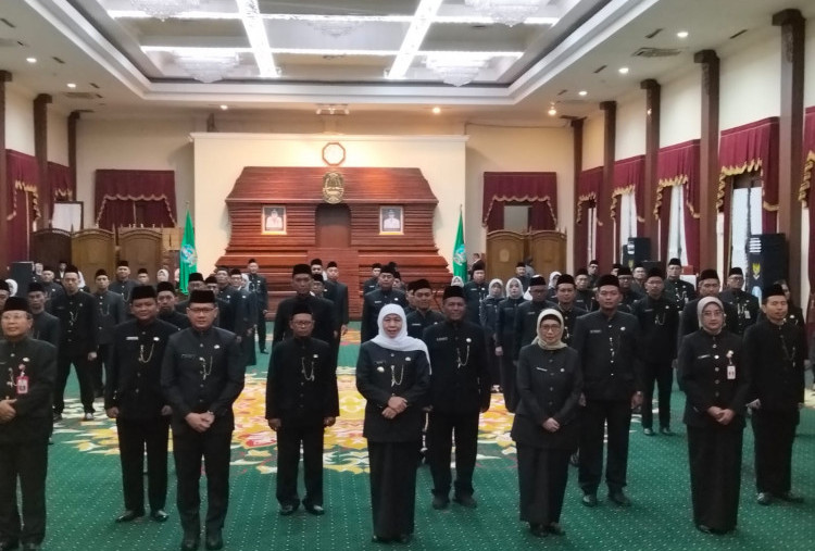 Khofifah Lantik 65 Kepala Sekolah Baru di Jatim: Fokus SPMB, Prestasi SNBP, dan Bonus Demografi 2035