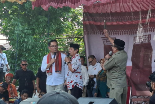 Ridwan Kamil Main Lenong Bersama Seniman Legend Betawi di Meruya Jakbar