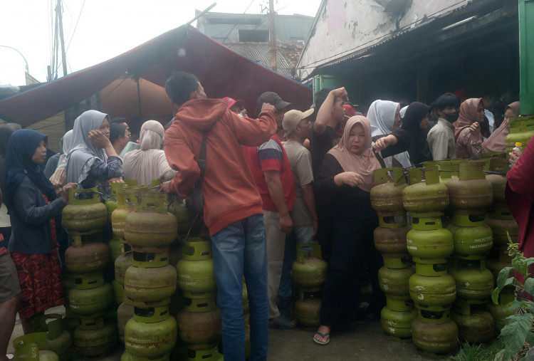 Antre Sejak Pagi, Warga Cikupa Serbu Agen Gas LPG 3 Kg: Bawa KTP hingga KK