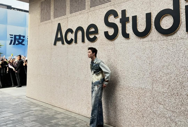 Johnny NCT Jadi Global Brand Ambassador Acne Studios, Makin Menyala di Dunia Fashion  