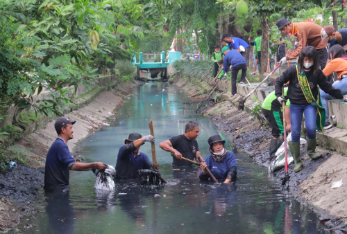 Bersih-Bersih Sungai SDN Rungkut Menanggal 1: Siswa Hingga Kepsek Nyemplung ke Comberan