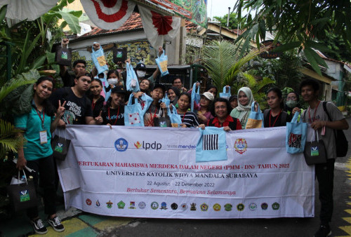 Mahasiswa Lintas Pulau Belajar Persatuan di Kampung Ondomohen