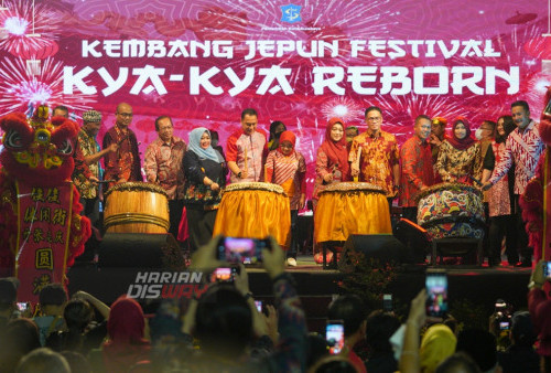 Ceremonial pembukaan kawasan Wisata Pecinan Kembang Jepun, Surabaya, Jawa Timur, Sabtu 10 September 2022. Launching kegiatan tersebut digelar dengan pertunjukan seni, musik, kuliner, bazzar UMKM, mural, becak hias, lampion, dan lomba foto yang berhadiah jutaan rupiah. Pemerintah Kota (Pemkot) Surabaya membuka kembali wisata di kawasan pecinan itu sebagai upaya untuk memulihkan perekonomian warga.