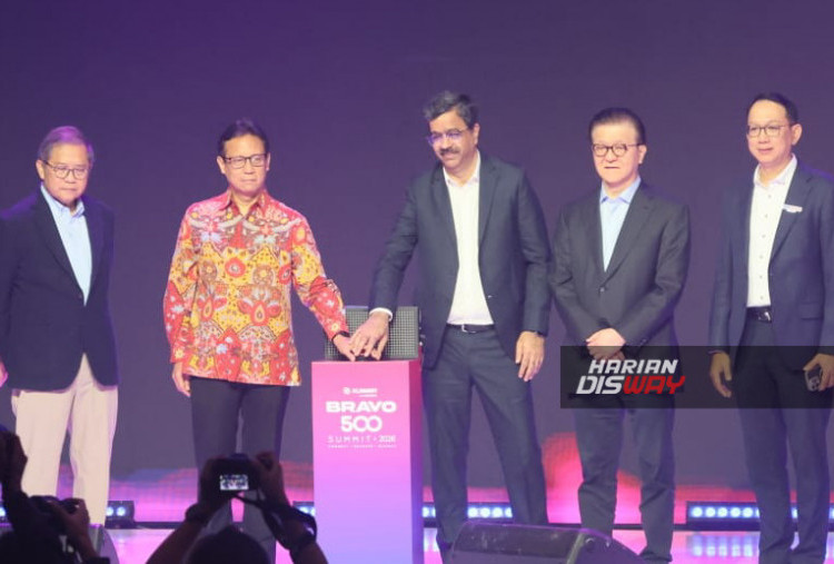 Menteri Kesehatan Budi Gunadi Sadikin (kedua kiri) bersama President Director & Chief Executive Officer XLSMART Rajeev Sethi (tengah), Menteri Komunikasi dan Informatika periode 2014-2019 Rudiantara (kiri), Chairman Sinar Mas Telecommunication & Technology Franky Oesman Widjaja (kedua kanan) dan Direktur & Chief Enterprise Business Officer XLSMART Andrijanto Muljono (kanan) membuka acara Bravo 500 Summit 2026 di Jakarta, Kamis (11/6/2026). XLSMART for Business menggelar Bravo 500 Summit 2026 sekaligus memperkenalkan ESTA Prime sebagai upaya mempercepat transformasi digital nasional melalui pemanfaatan kecerdasan artifisial (AI), data, internet of things (IoT), dan perluasan jaringan 5G.