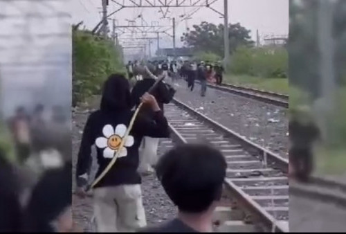 Tawuran di Rel Kereta Kampung Bahari Akibatkan Perjalanan KRL Terhenti, Banyak Rumah Warga Rusak