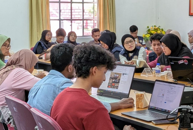 Bantu UMKM Malaysia Go Digital, Mahasiswa Unair dan UTM Latih Warga Felda Bukit Ramun Bikin Laman Website