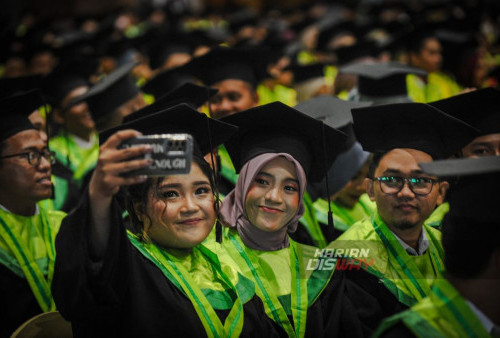 Dan begitu prosesi wisuda berakhir, satu hal yang pasti: 1.506 lulusan UNESA hari ini siap menghadapi dunia dengan segala tantangannya, membawa harapan dan impian mereka menuju masa depan yang lebih cerah. (Julian Romadhon/Harian Disway)